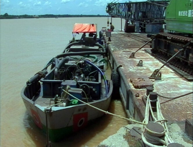 Bến[-]Tre:[-]Buộc[-]“cát[-]tặc”[-]bơm[-]trả[-]cát[-]lại[-]sông[-]Hàm[-]Luông